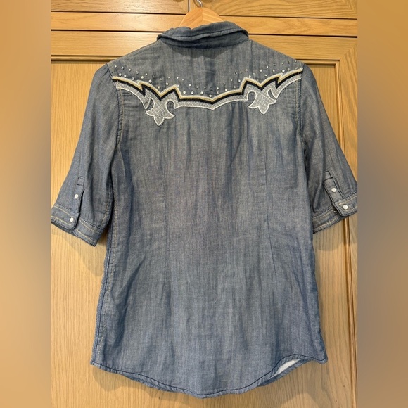 Miss Me Chambray Embellished Pearl Snap Short Sleeve Western Top / small - Picture 9 of 16
